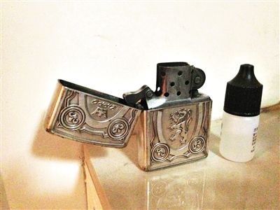 記者郵寄的燃油打火機(jī)和小瓶機(jī)油。