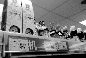 永旺超市里，兒童醬油價(jià)格不菲且品種繁多，但買的顧客較少。信息時(shí)報(bào)記者 郭柯堂 攝 