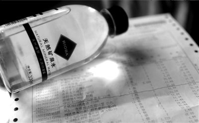 長(zhǎng)綠苔的礦泉水和超市購(gòu)物清單。 京華時(shí)報(bào)記者 王苡萱 攝