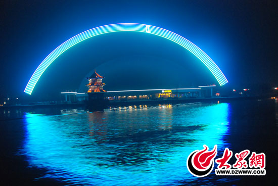 夜色中的宋代古城，顯得幽美神秘，水在城中，城在水中，水城一體，交相輝映。
