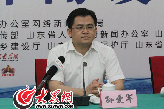 在今天下午舉行的“聚焦美麗山東——第九屆中國網(wǎng)絡(luò)媒體山東行”菏澤市新聞發(fā)布會上，菏澤市委副書記、市長孫愛軍向采訪團(tuán)記者們介紹菏澤市的相關(guān)情況。
