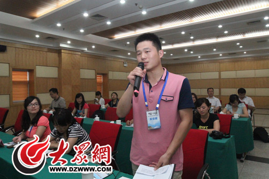 大眾網(wǎng)記者在發(fā)布會(huì)上提問(wèn)。