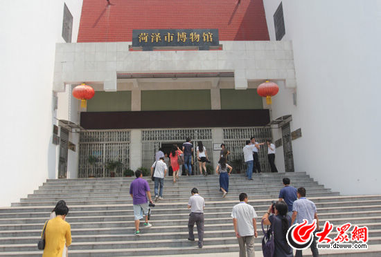 今天上午，“聚焦美麗山東--中國(guó)網(wǎng)絡(luò)媒體山東行”西線采訪團(tuán)來到了菏澤市博物館，這里有元代沉船、青花瓷器、明代犀牛角杯等8000余件文物。