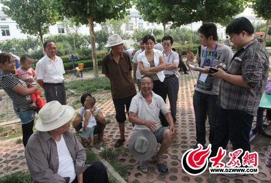 在濱湖社區(qū)的健身中心，居民在這健身、聊天，63歲的孫明信說，從村莊搬過來之后，自己只需買些家具就可以入住了，設(shè)施很完善，環(huán)境比以前也好了很多，住起來很舒心，很滿意。