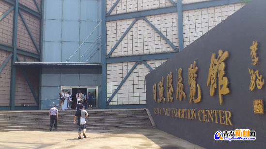 “聚焦美麗山東——第九屆中國(guó)網(wǎng)絡(luò)媒體山東行”南線采訪團(tuán)走進(jìn)日照港。
