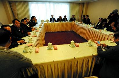 人大代表陸續(xù)報到 大會駐地布置簡潔裝備環(huán)保