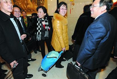 人大代表陸續(xù)報到 大會駐地布置簡潔裝備環(huán)保