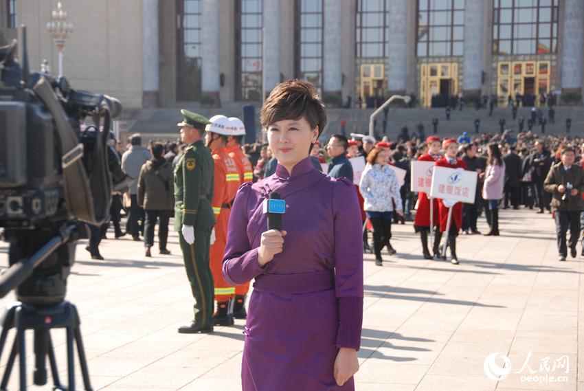 美女記者齊聚人民大會堂報道政協(xié)開幕