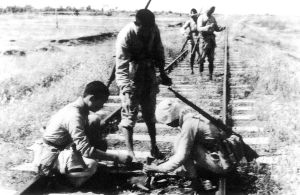 反“掃蕩”斗爭中，民兵把地雷埋在鐵路上。