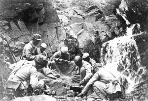 由于日軍的殘酷“掃蕩”，造成了敵后戰(zhàn)場嚴(yán)重的困難局面。圖為八路軍以野菜充饑，露宿山野。
