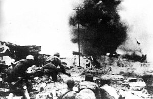 1943年11月，中國軍隊在常德會戰(zhàn)中與日軍激戰(zhàn)。