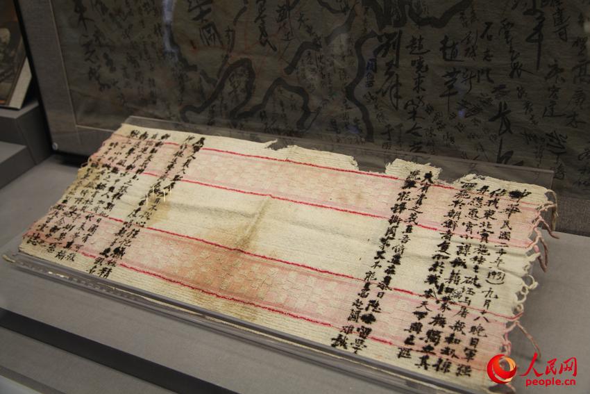 中國留日學(xué)生茍吉堂出獄后再毛巾上書寫的反對(duì)日本發(fā)動(dòng)九一八事變的抗議書。邱越攝
