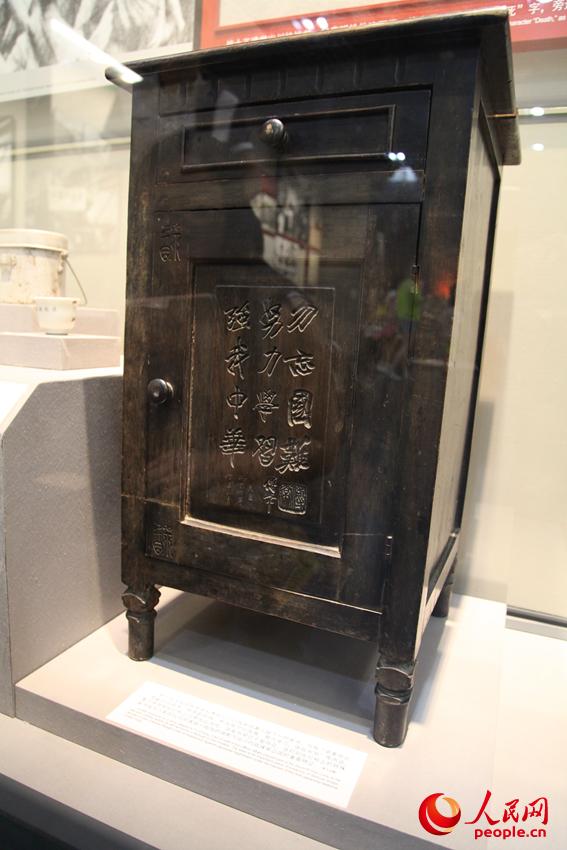 第七戰(zhàn)區(qū)長官部副參謀長傅常出川抗戰(zhàn)前給妻兒留下一封家書，其妻子將家書中的話刻在燈柜上以期長遠(yuǎn)流傳。邱越攝
