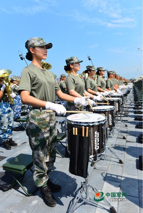 閱兵聯(lián)合軍樂團(tuán)與合唱團(tuán)合練 女隊員亮眼