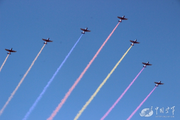 閱兵空中梯隊難度遠超以往 數(shù)十將校任領頭雁