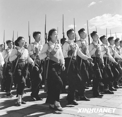 1958年國(guó)慶閱兵 民兵方隊(duì)規(guī)?？涨?組圖)