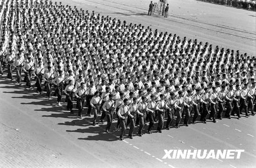 1958年國(guó)慶閱兵 民兵方隊(duì)規(guī)?？涨?組圖)