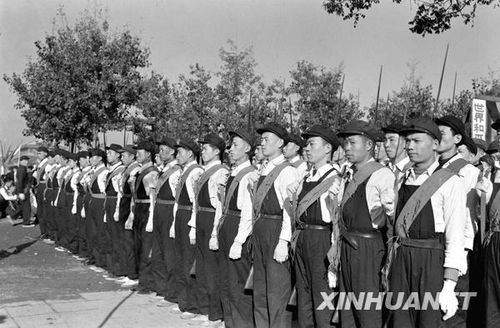 1958年國慶閱兵 民兵方隊(duì)規(guī)?？涨?組圖)