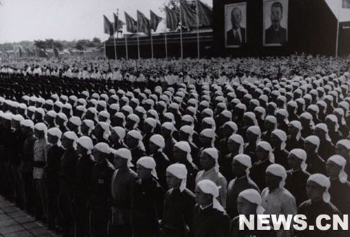 1958年國慶閱兵 民兵方隊(duì)規(guī)?？涨?組圖)
