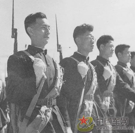 1958年國慶閱兵 民兵方隊(duì)規(guī)?？涨?組圖)