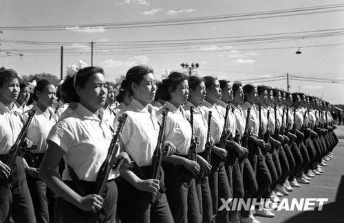 1958年國(guó)慶閱兵 民兵方隊(duì)規(guī)?？涨?組圖)