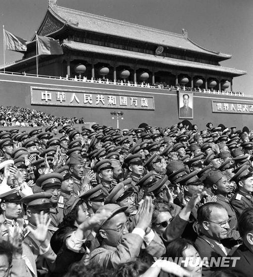 1958年國慶閱兵 民兵方隊規(guī)?？涨?組圖)