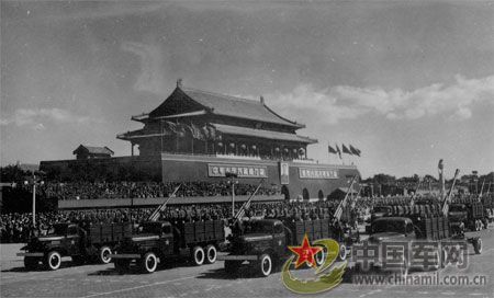 1958年國(guó)慶閱兵 民兵方隊(duì)規(guī)?？涨?組圖)
