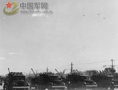 1958年國(guó)慶閱兵 民兵方隊(duì)規(guī)?？涨?組圖)