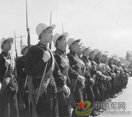 1958年國(guó)慶閱兵 民兵方隊(duì)規(guī)?？涨?組圖)