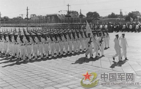 1958年國(guó)慶閱兵 民兵方隊(duì)規(guī)?？涨?組圖)