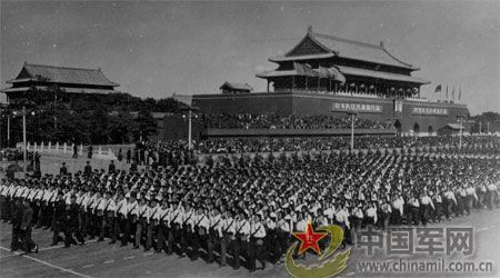 1958年國慶閱兵 民兵方隊規(guī)?？涨?組圖)