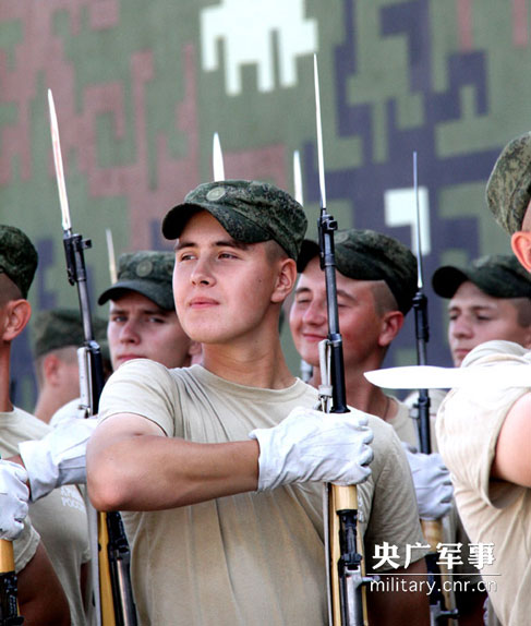 走進(jìn)抗戰(zhàn)閱兵外軍方隊(duì)營(yíng)地 拍遍17國(guó)外軍訓(xùn)練
