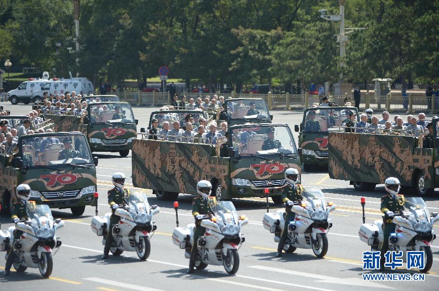 高清：抗戰(zhàn)老兵乘車方隊(duì)通過(guò)天安門廣場(chǎng)