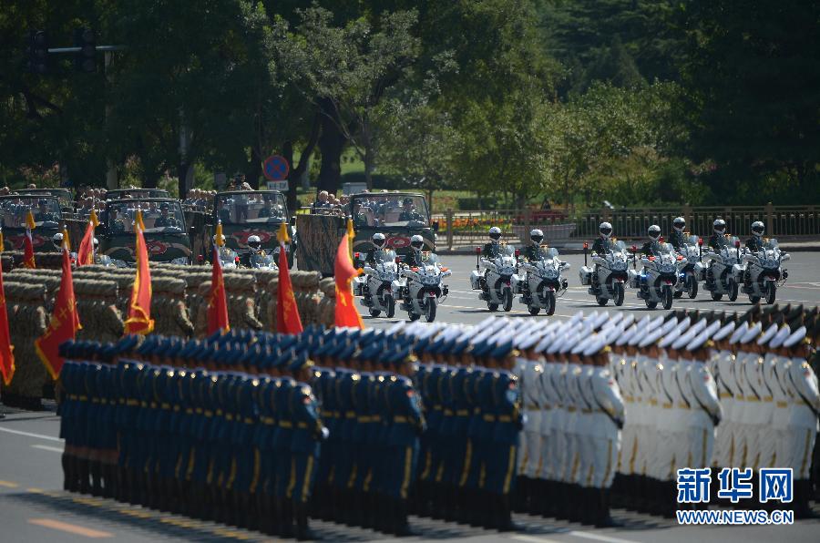 高清：抗戰(zhàn)老兵乘車方隊(duì)通過(guò)天安門(mén)廣場(chǎng)