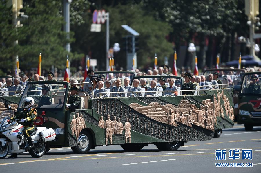 高清：抗戰(zhàn)老兵乘車方隊(duì)通過(guò)天安門(mén)廣場(chǎng)