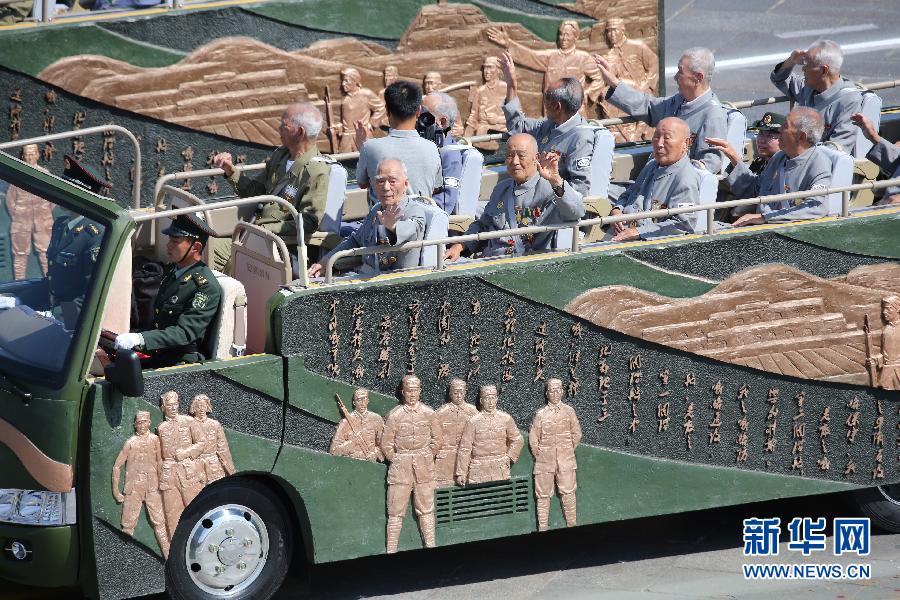 高清：抗戰(zhàn)老兵乘車方隊(duì)通過(guò)天安門(mén)廣場(chǎng)