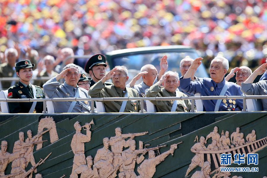 高清：抗戰(zhàn)老兵乘車方隊(duì)通過(guò)天安門(mén)廣場(chǎng)
