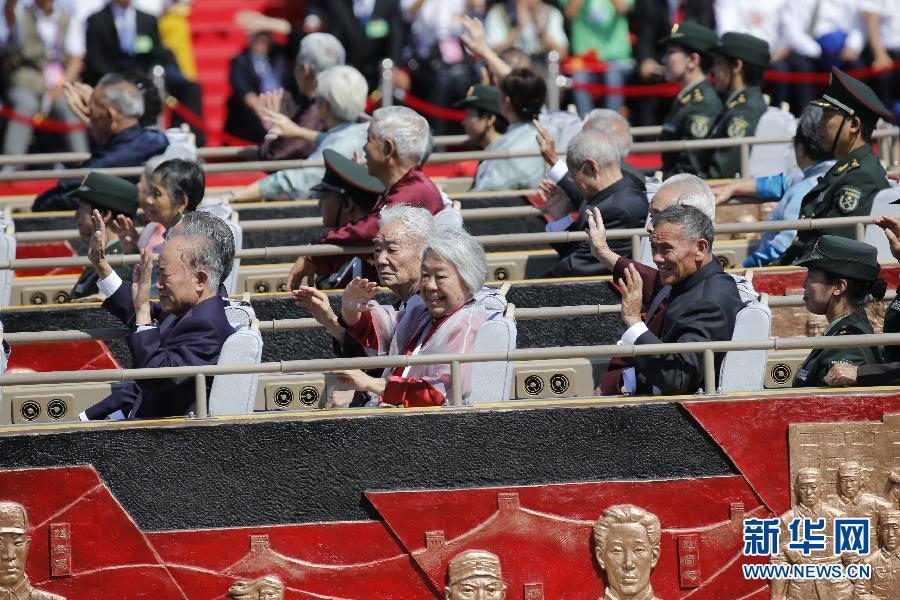 高清：抗戰(zhàn)老兵乘車方隊(duì)通過(guò)天安門(mén)廣場(chǎng)