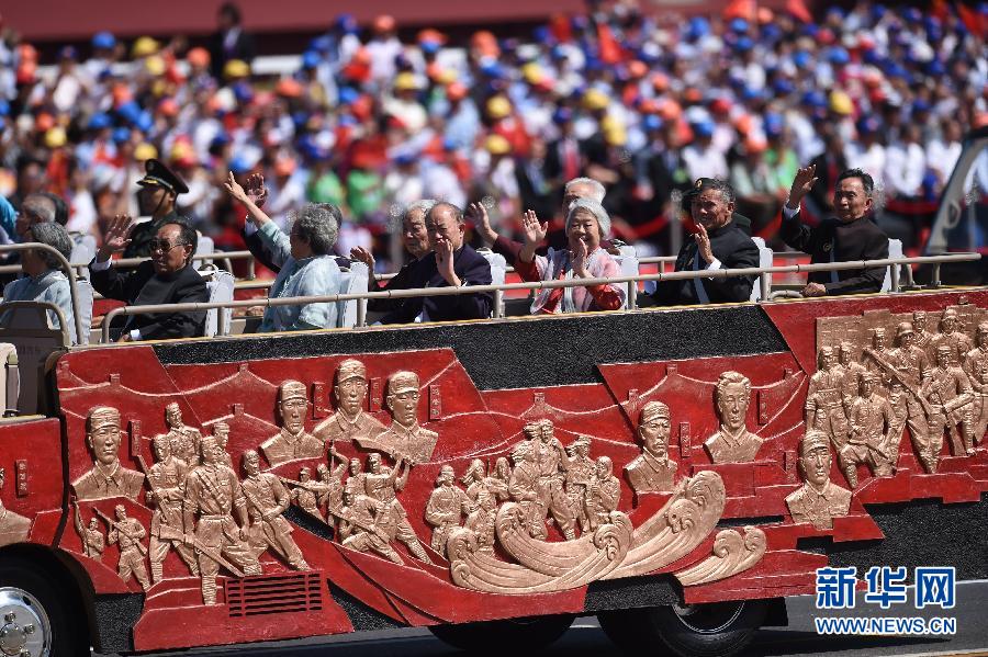 高清：抗戰(zhàn)老兵乘車方隊(duì)通過(guò)天安門(mén)廣場(chǎng)