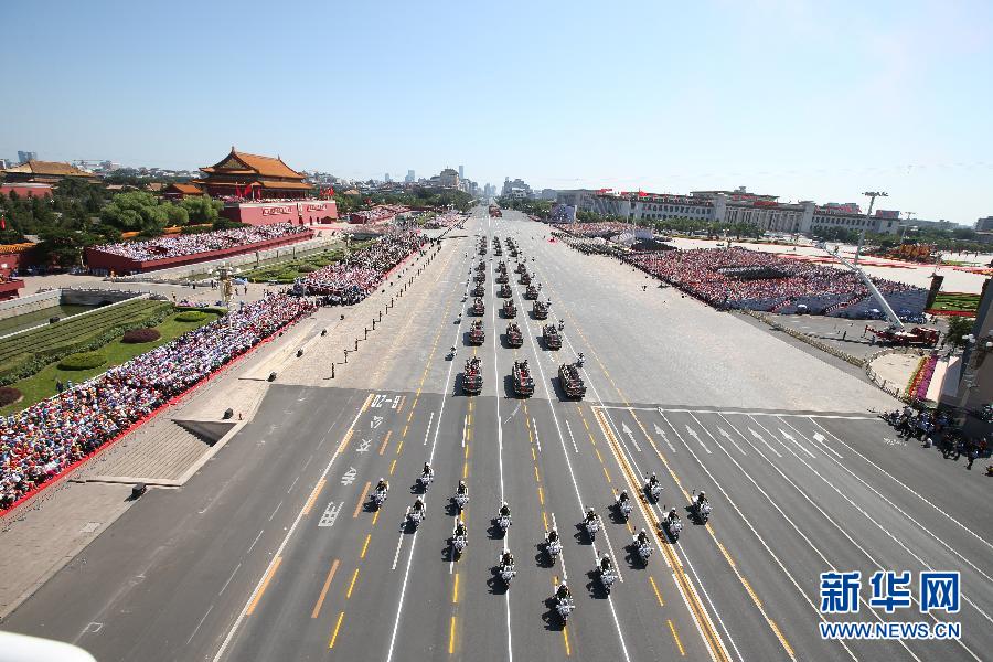 高清：抗戰(zhàn)老兵乘車方隊(duì)通過(guò)天安門(mén)廣場(chǎng)