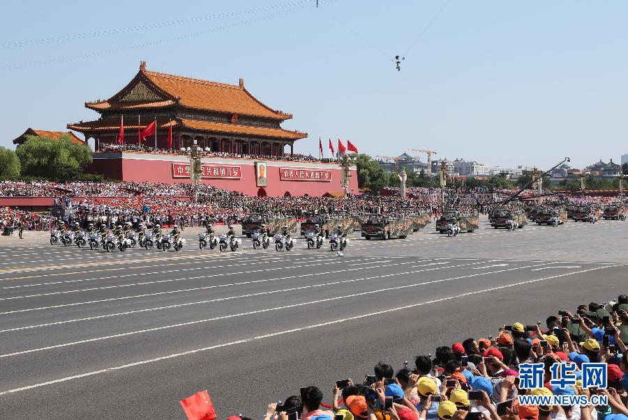 高清：抗戰(zhàn)老兵乘車方隊(duì)通過(guò)天安門(mén)廣場(chǎng)