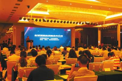 會(huì)議現(xiàn)場(chǎng)，200余參會(huì)嘉賓細(xì)心聽取華西i戰(zhàn)略介紹。