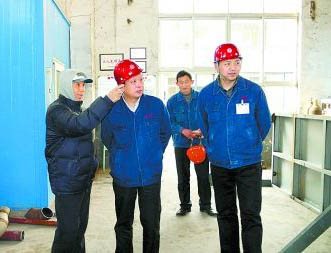 楊奎烈（左一）去世前38天來到制氧機(jī)安裝現(xiàn)場。