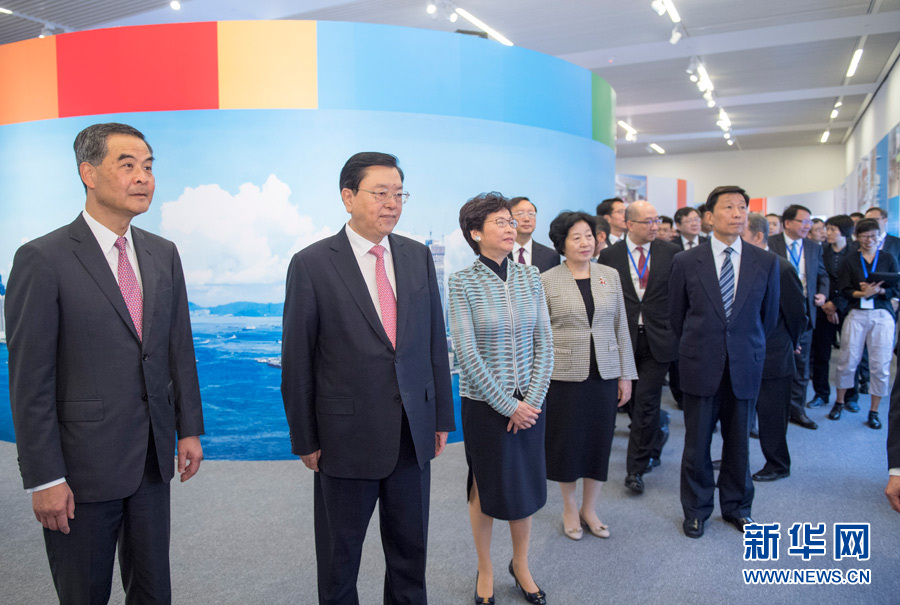 6月26日，中共中央政治局常委、全國(guó)人大常委會(huì)委員長(zhǎng)張德江在國(guó)家博物館參觀香港回歸祖國(guó)20周年成就展。新華社記者 李學(xué)仁 攝