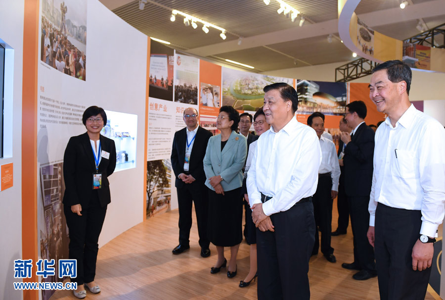 6月26日，中共中央政治局常委、中央書(shū)記處書(shū)記劉云山在國(guó)家博物館參觀香港回歸祖國(guó)20周年成就展。新華社記者 饒愛(ài)民 攝